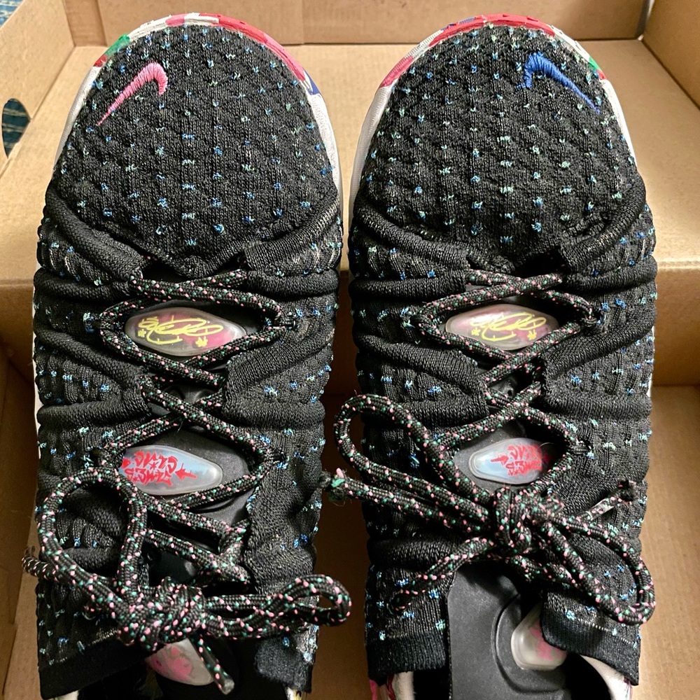 Lebron XVII (GS) shoes - barely worn - Picture 5 of 6